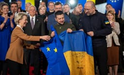 Will Ukraine sign an EU accession treaty by December 31, 2027?